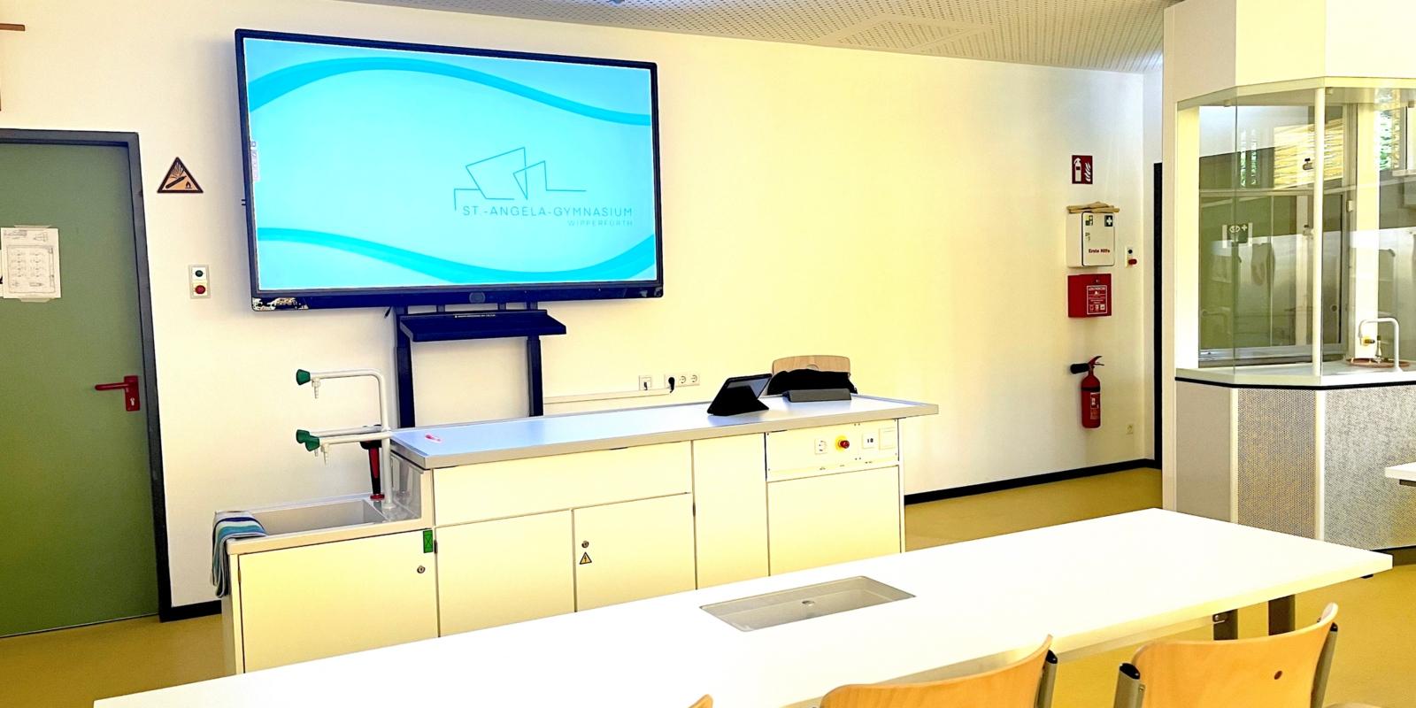 2023 modernisierter Chemieraum mit digitalem Prowise-Board