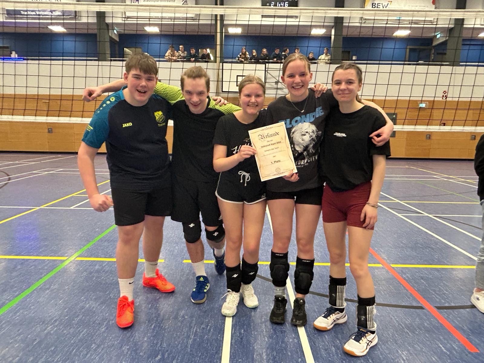 Die SiegerInnen der Volleyball-Night: Leo Pütz, Milan Heuvel, Sarina Blackert, Lara Deitert, Marie Wurth