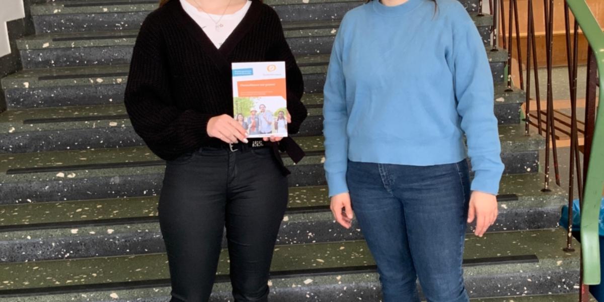 Lara Hagen (Q1) und Erika Nagler (Stiftung Studienkompass)