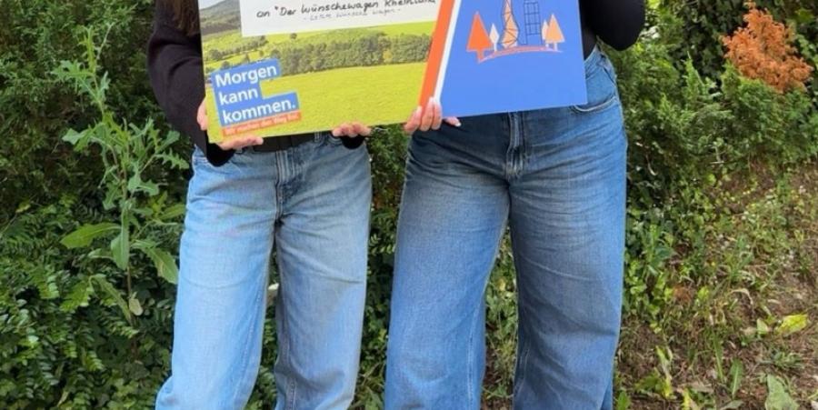 Schülerinnen der 10b mit dem Scheck für den Wünschewagen