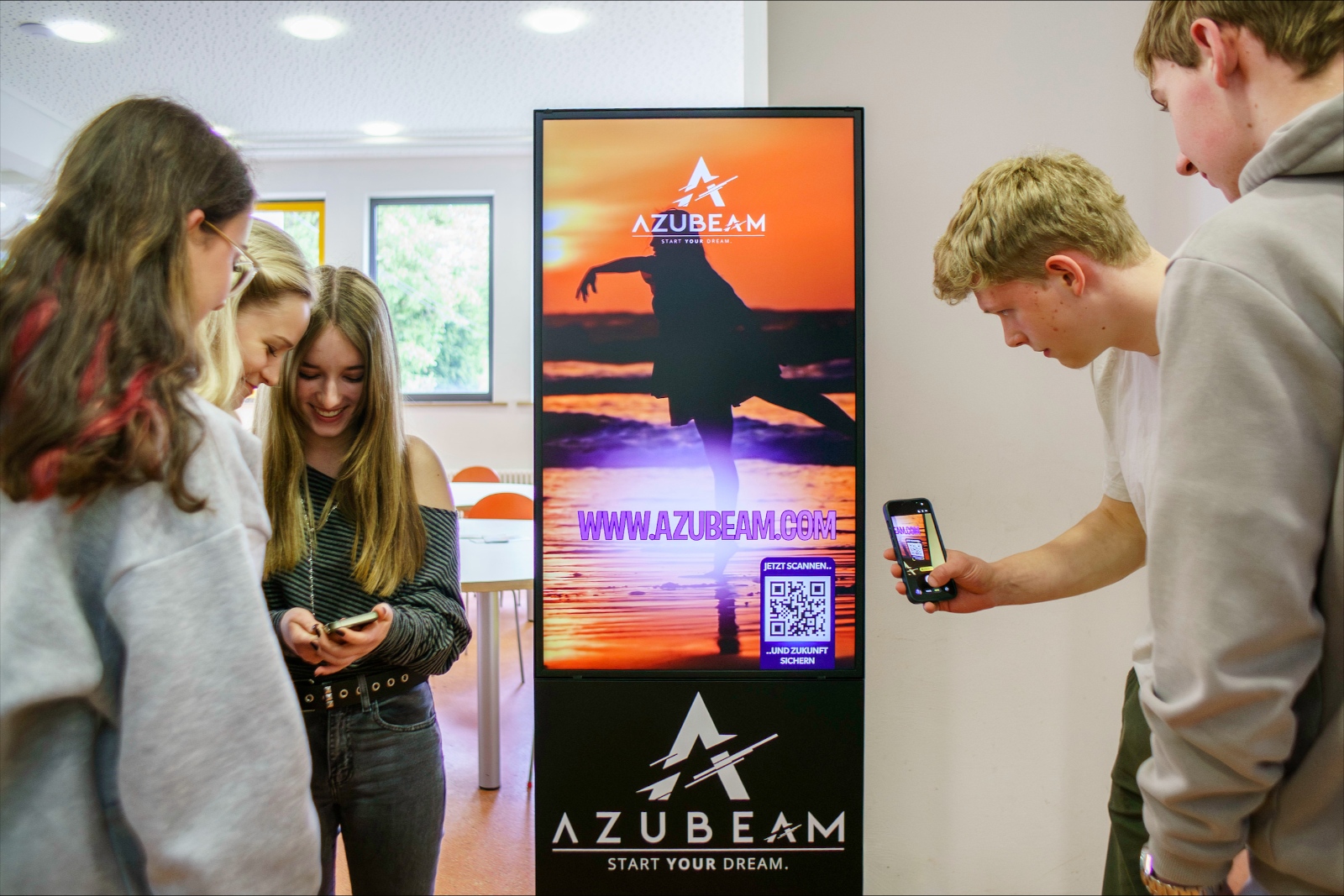 Einblicke in den Arbeitsmarkt auf dem Infodisplay der Firma Azubeam in unserer Mensa