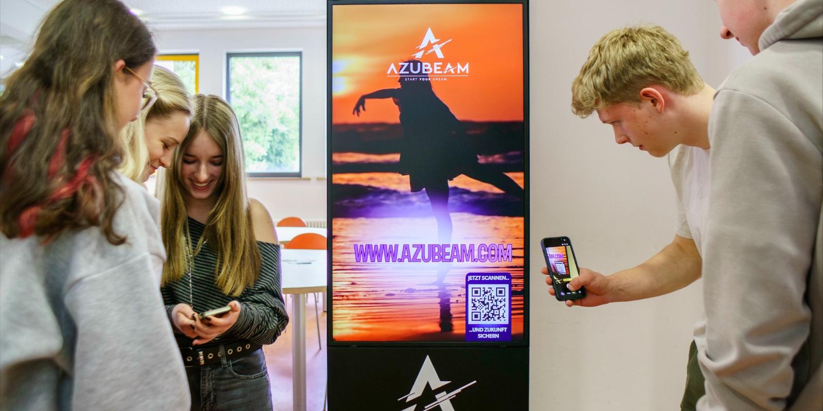 Einblicke in den Arbeitsmarkt auf dem Infodisplay der Firma Azubeam in unserer Mensa