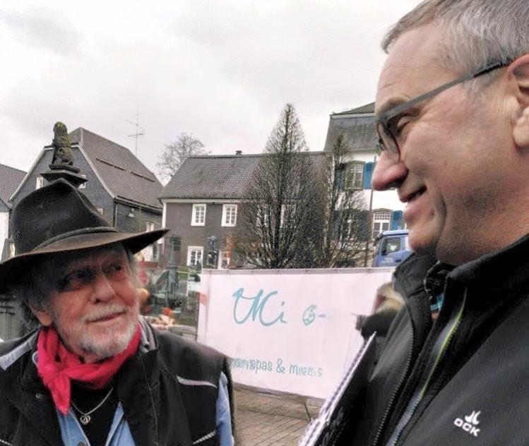 Der Künstler Gunter Demnig im Gespräch mit unserem Hausmeister Friedhelm Alfer