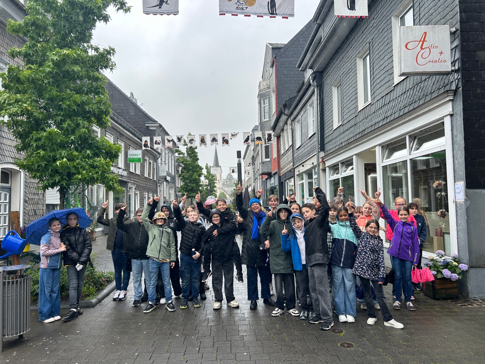 Die Klasse 5b präsentiert stolz ihre Kunstwerke auf der 'Magischen Marktstraße'