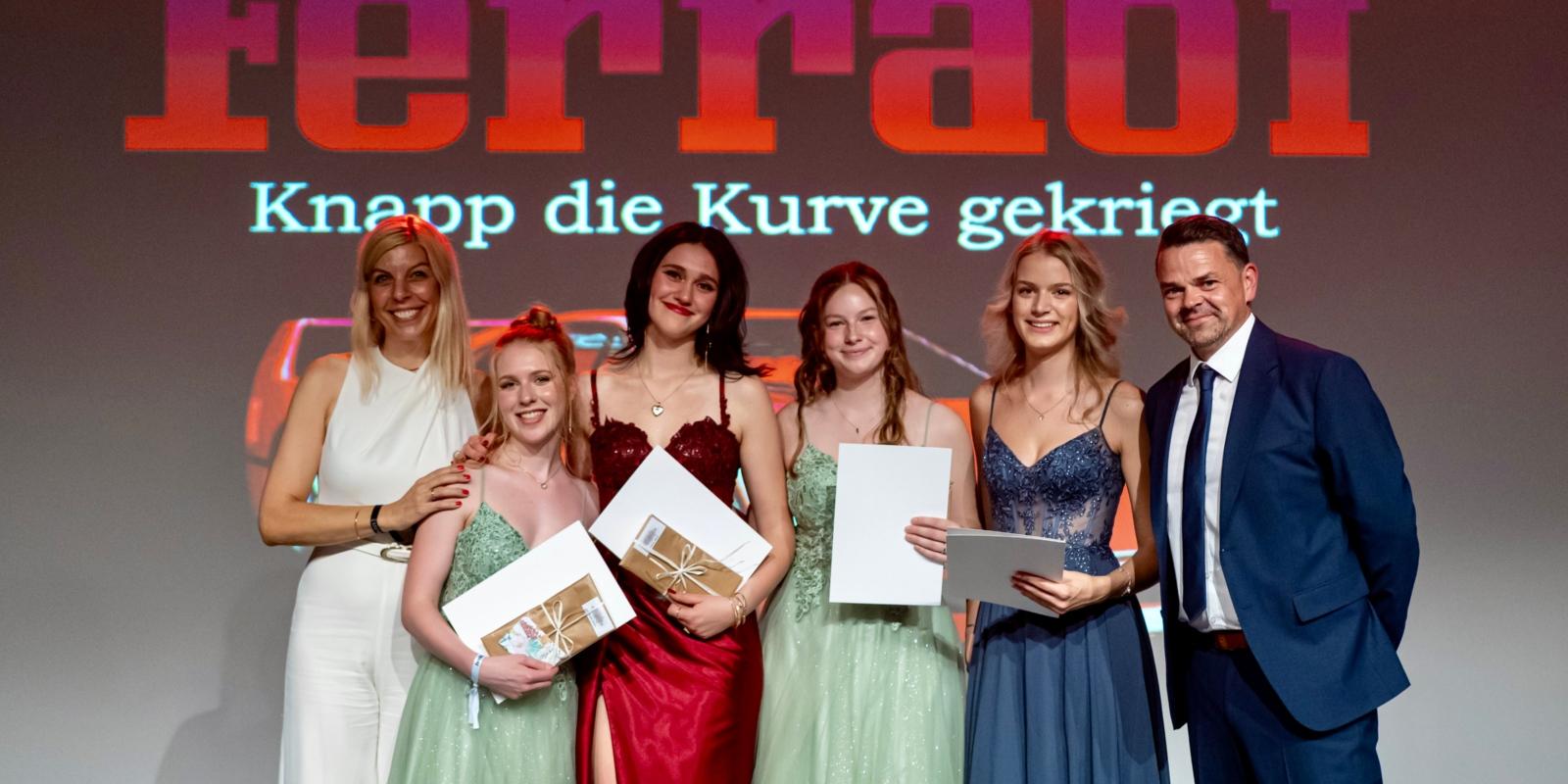 von links nach rechts: Nadine Sarp, Maria Hoffstadt, Maria Pakula, Pia Hölscher, Stella Fey, Michael Schmitz