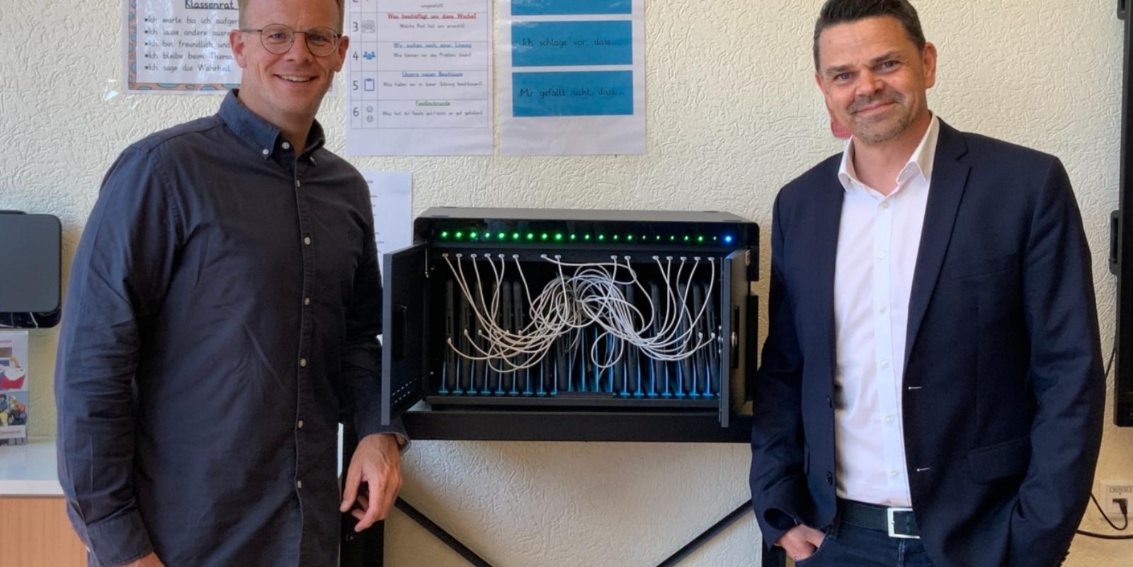 Herr Schmitz bedankt sich im Namen aller SchülerInnen bei Marcel Kersting von der Swiss Life Stiftung