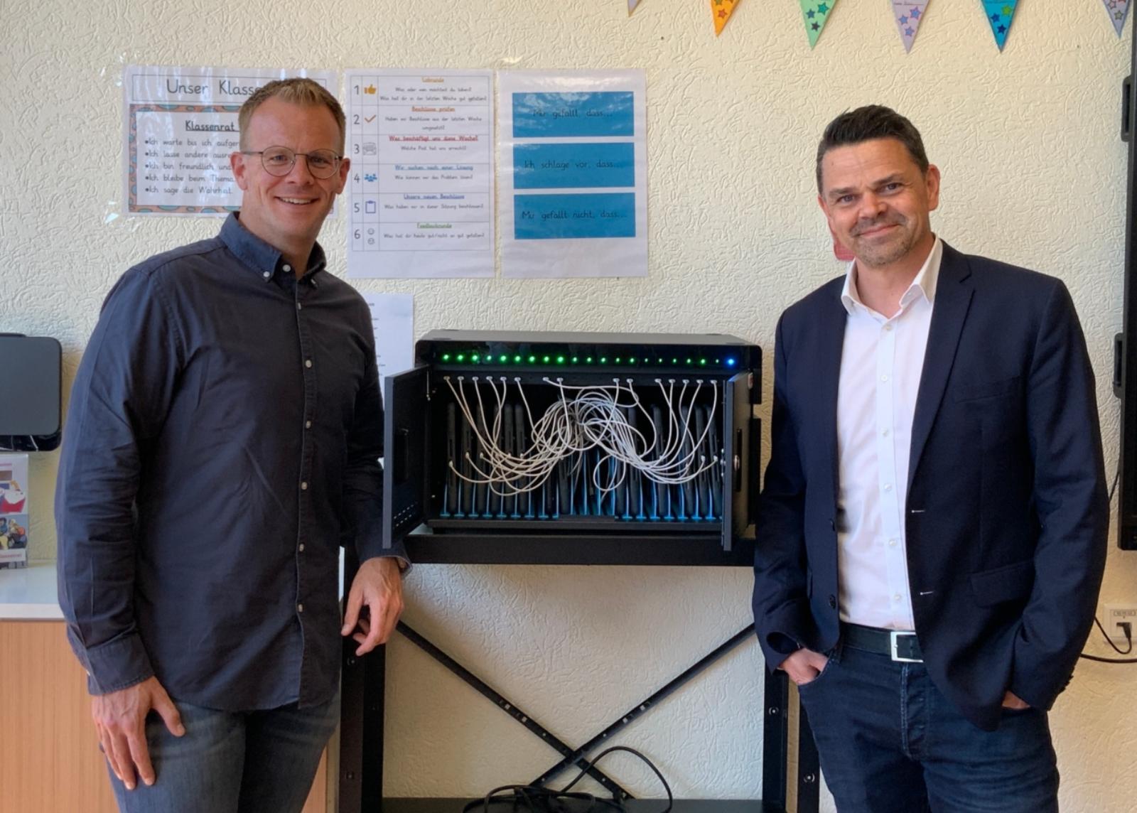 Herr Schmitz bedankt sich im Namen aller SchülerInnen bei Marcel Kersting von der Swiss Life Stiftung