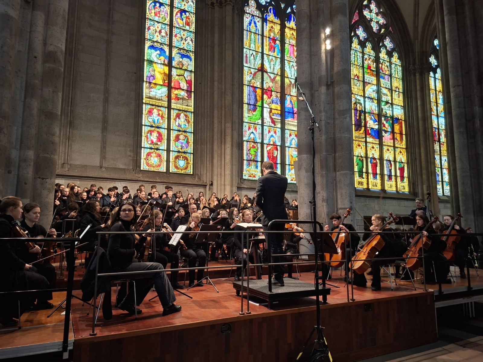 Beeindruckende Messe im Altenberger Dom