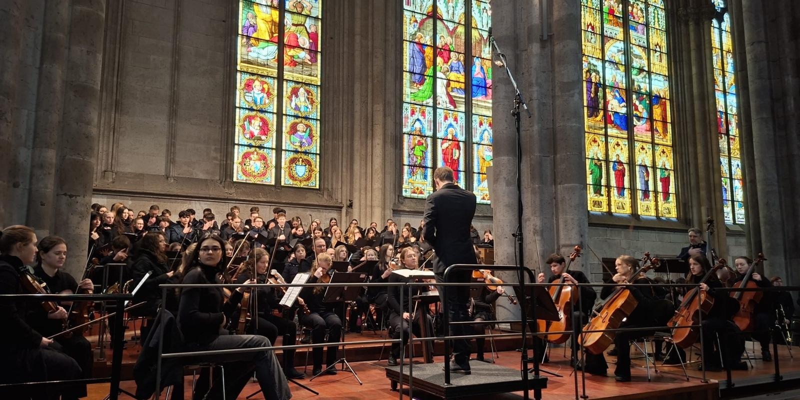 Beeindruckende Messe im Altenberger Dom